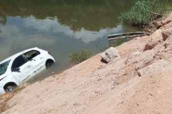 Notícia - Bombeiros encontram corpo de idoso e carro no fundo do Rio Capivari