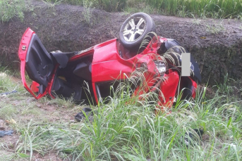 Notícia - Carro capota na SC-447, em Meleiro