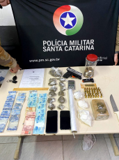 Notícia - Casal é preso em Siderópolis com drogas, armas e munições