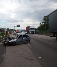 Notícia - Carro em alta velocidade capota na BR-101 em Laguna