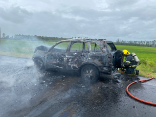 Notícia - Içara: motorista percebe motor do carro pegando fogo enquanto dirige