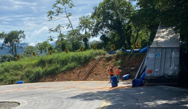 Notícia - Acidente com caminhão de produto químico interdita Serra Dona Francisca