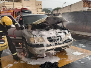 Notícia - Carro pega fogo no Operária Nova, em Criciúma