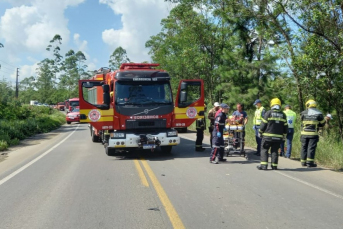 Notícia - Motoristas ficam feridos após acidente em Siderópolis