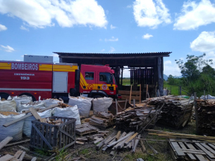 Notícia - Madeireira pega fogo no Mãe Luzia, em Criciúma