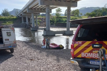 Notícia - Bombeiros encontram corpo no rio Tubarão, em Pedras Grandes