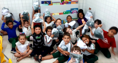 Notícia - Alunos de Forquilhinha recebem material escolar e uniformes para o ano letivo