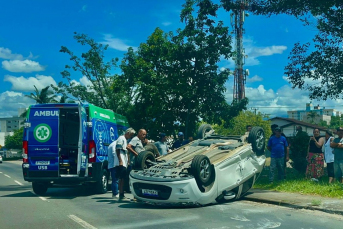 Notícia - Idoso fica ferido após capotamento no Pinheirinho, em Criciúma