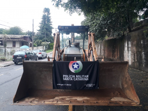 Notícia - Polícia Militar recupera retroescavadeira furtada em Criciúma