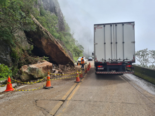 Notícia - Trânsito flui em meia pista na Serra do Rio do Rastro