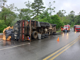 Notícia - Após colidir em carro, caminhão capota na SC-108 em Urussanga 