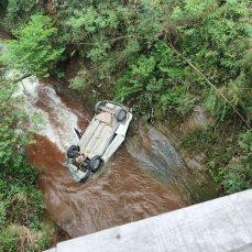 Notícia - Lauro Müller: carro cai de ponte de 30 metros de altura e motorista fica ferido