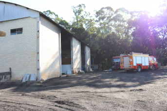 Notícia - Incêndio em pavilhão mobiliza bombeiros em Içara