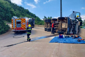 Notícia - Caminhoneiro fica ferido após tombamento na Serra da Rocinha