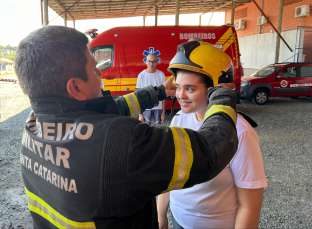 Notícia - Batalhão dos Bombeiros de Criciúma recebe Associação de Pais e Amigos de Autistas