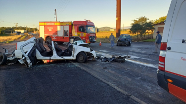 Notícia - Meleiro: acidente deixa homem preso nas ferragens de carro