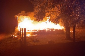 Notícia - Incêndio atinge casa em Balneário Gaivota