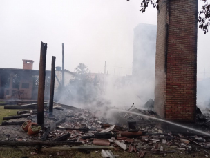 Notícia - Incêndio deixa casa destruída em Balneário Gaivota