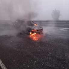 Notícia - Carro pega fogo na BR-101 em Içara