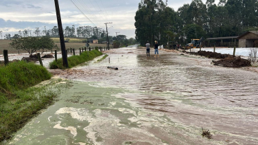 Notícia - Içara: Rodovia Juvenal José Silvano é interditada após alagamento