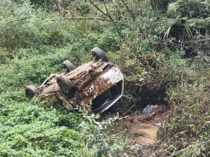 Notícia - Homem fica ferido após sair da pista e capotar carro em Orleans 