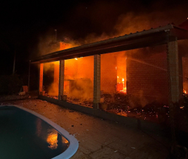 Notícia - Incêndio deixa casa destruída em Morro Grande