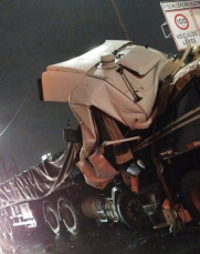 Notícia - Impacto na traseira de carreta deixa caminhoneiro gravemente ferido na BR-101