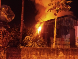 Notícia - Casa abandonada pega fogo em Forquilhinha