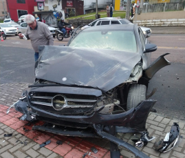 Notícia - Acidente de carro deixa homem de 81 anos ferido em Criciúma