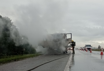 Notícia - Caminhão pega fogo na BR-101 em Maracajá