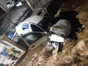 Notícia - Criciúma: saída de pista faz carro cair em ribanceira