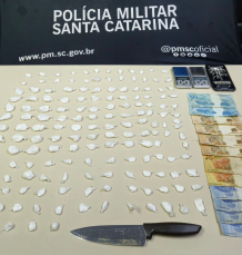 Notícia - PM apreende adolescente com 157 buchas de cocaína em Içara