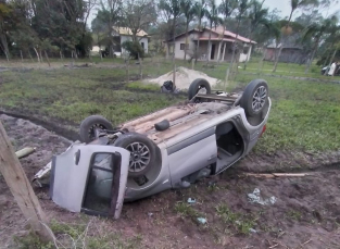 Notícia - Capotamento deixa duas pessoas feridas em Araranguá