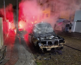 Notícia - Carro em chamas tranca rua em Criciúma 