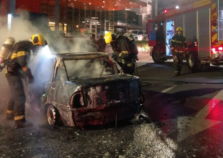 Notícia - Carro é destruído pelas chamas após colisão em Criciúma