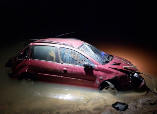 Notícia - Motorista cai de ponte após saída de pista em Criciúma