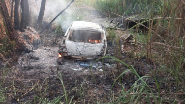 Notícia - Carro abandonado pega fogo no Centro de Morro da Fumaça