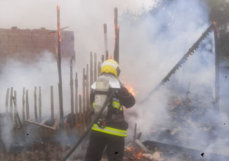 Notícia - Incêndio destrói casa de madeira em São João do Sul