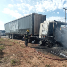 Notícia - (VÍDEO) Carreta pega fogo em Içara