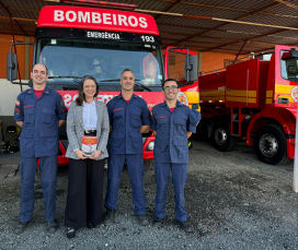 Notícia - Sobrevivente de explosão visita bombeiros para agradecer equipe