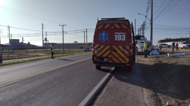 Notícia - Colisão entre moto e carreta deixa duas pessoas mortas em Morro da Fumaça