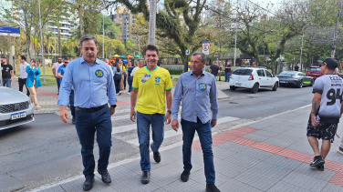 Notícia - Prefeito afastado, Salvaro chega para votar no São Bento