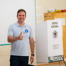 Notícia - Candidatos da Amrec comparecem para votar