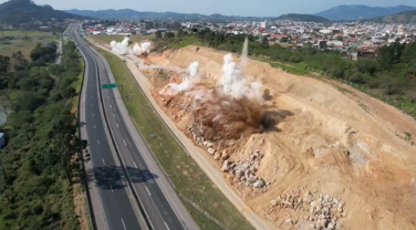 Notícia - BR-101/Sul tem nova etapa de detonação de rochas nesta sexta-feira (18)