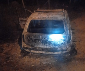 Notícia - Incêndio em via pública deixa carro destruído no Balneário Rincão