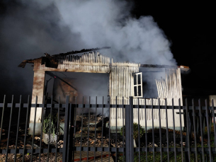 Notícia - Criciúma: Incêndio destrói casa e mobiliza equipes em Criciúma