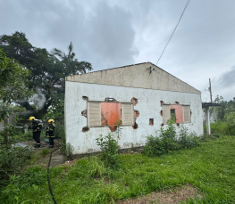 Notícia - Incêndio atinge casa abandonada em Criciúma