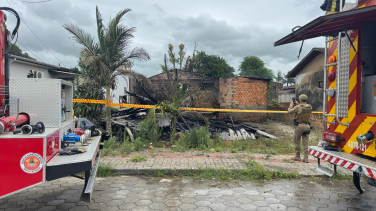 Notícia - Casa é destruída por incêndio em Araranguá