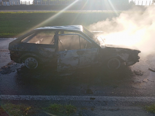 Notícia - Carro é destruído por incêndio em Sombrio