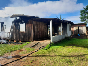 Notícia - Casa é parcialmente destruída por incêndio em Sombrio